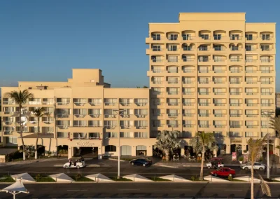 Vista frontal con dron del Hotel Don Pelayo Pacific Beach Mazatlán